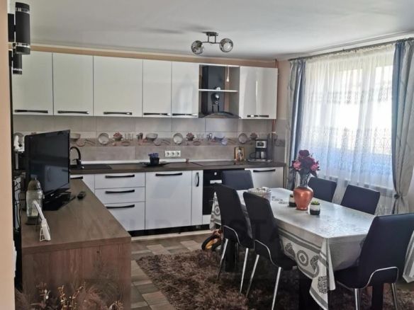 Casa renovata 3 camere teren liber 1250 mp grădină 1400 mp in Colun
