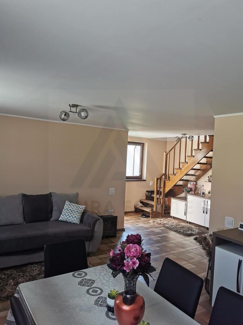 Casa renovata 3 camere teren liber 1250 mp grădină 1400 mp in Colun