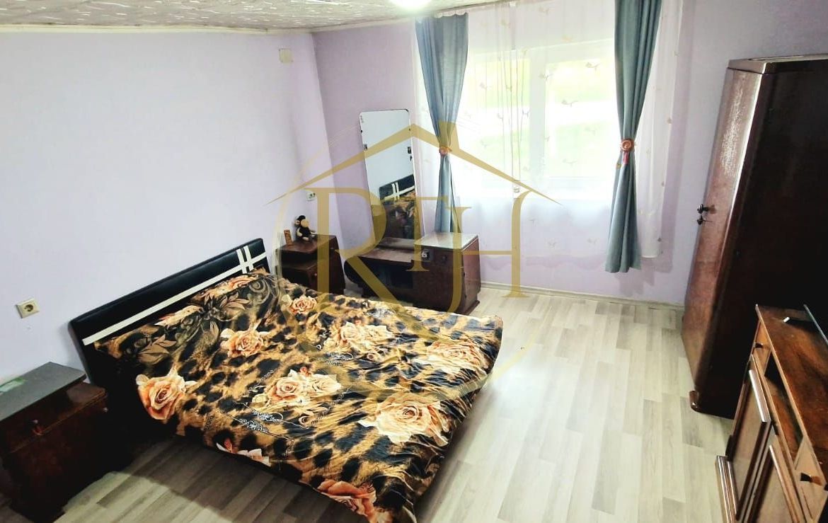 Vand casa recent renovata cu 900 mp curte si gradina in Carpinis