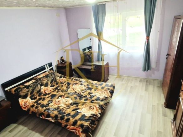 Vand casa recent renovata cu 900 mp curte si gradina in Carpinis