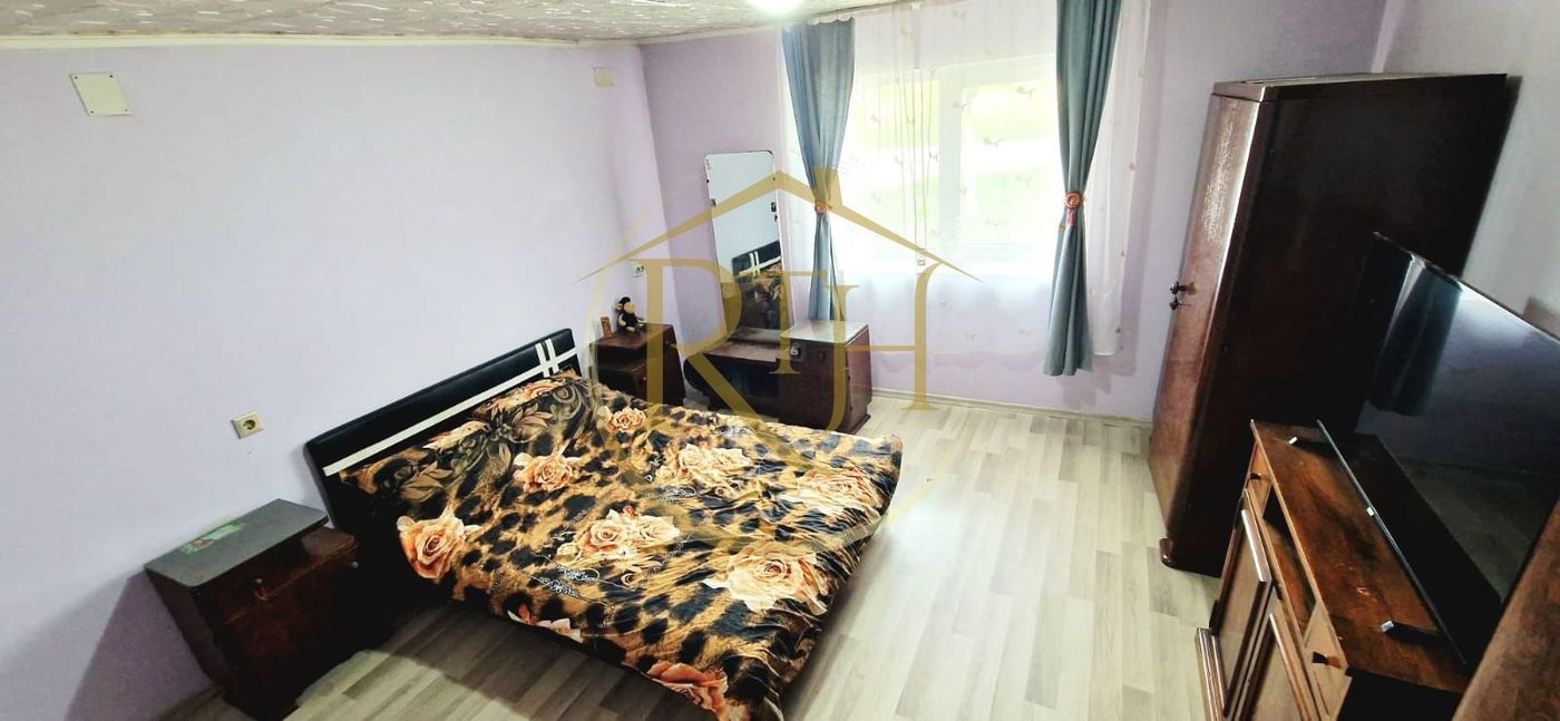 Vand casa recent renovata cu 900 mp curte si gradina in Carpinis