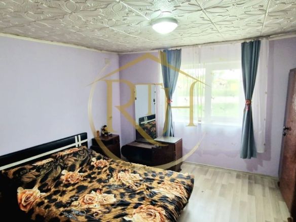 Vand casa recent renovata cu 900 mp curte si gradina in Carpinis