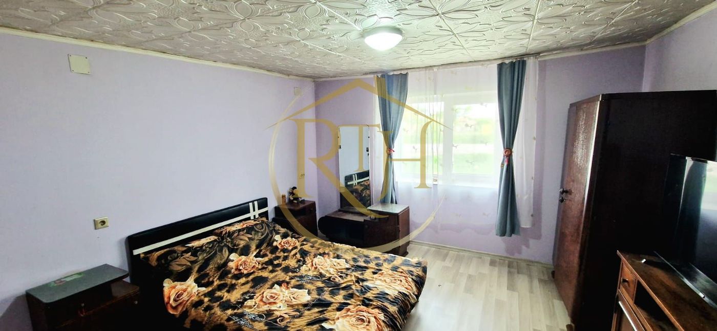 Vand casa recent renovata cu 900 mp curte si gradina in Carpinis