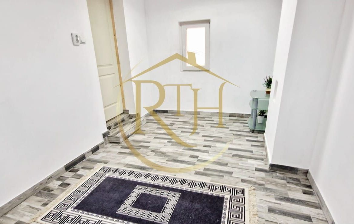 Vand casa recent renovata cu 900 mp curte si gradina in Carpinis