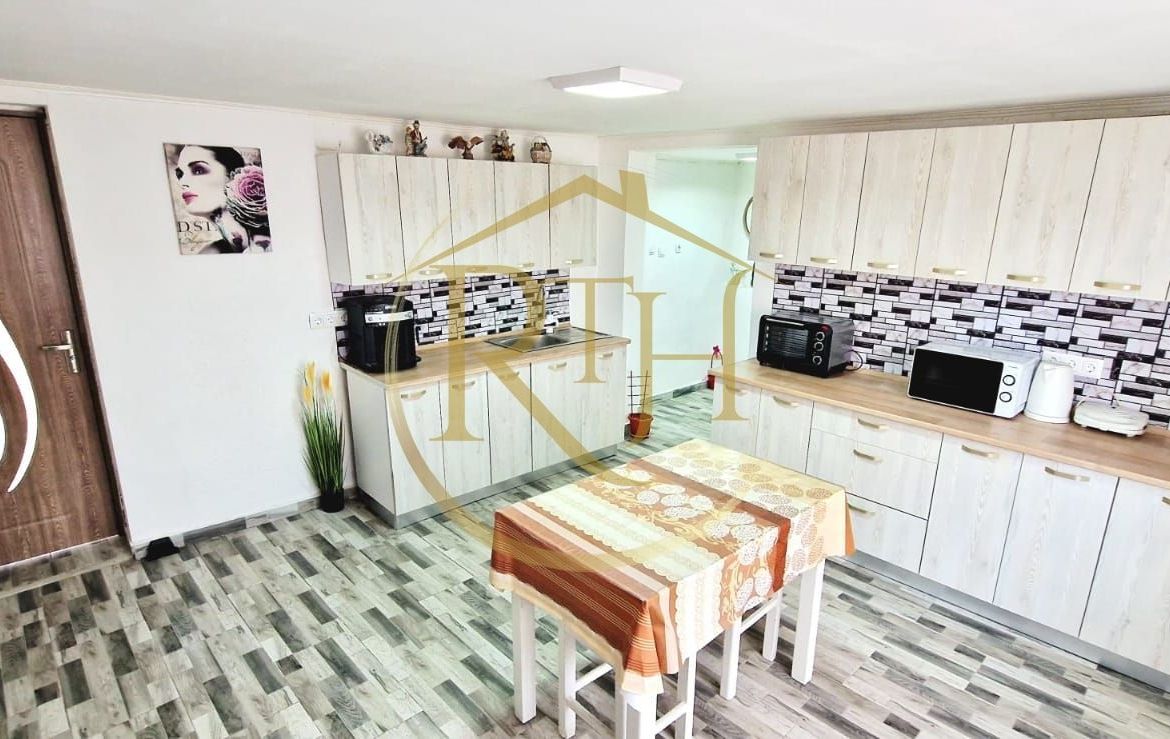 Vand casa recent renovata cu 900 mp curte si gradina in Carpinis
