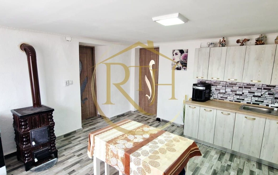Vand casa recent renovata cu 900 mp curte si gradina in Carpinis