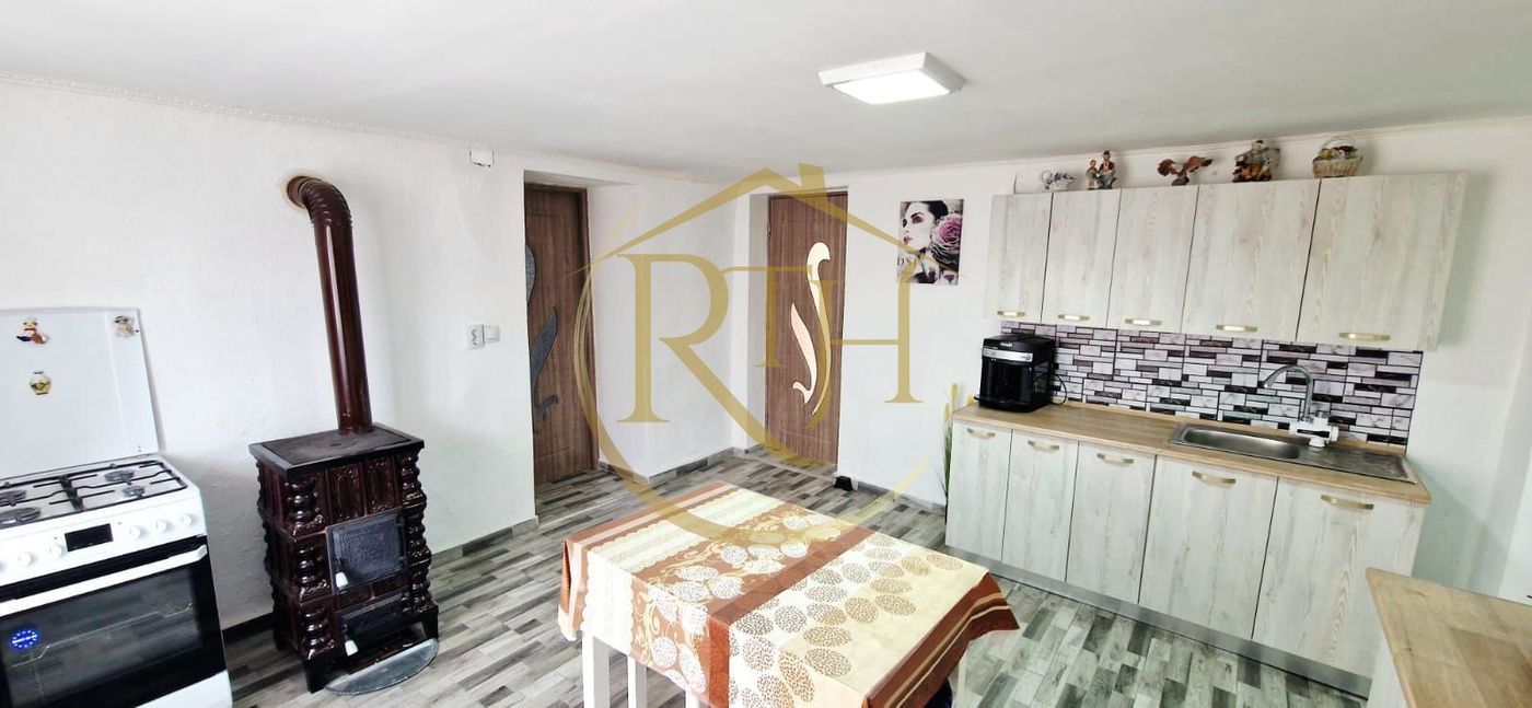 Vand casa recent renovata cu 900 mp curte si gradina in Carpinis
