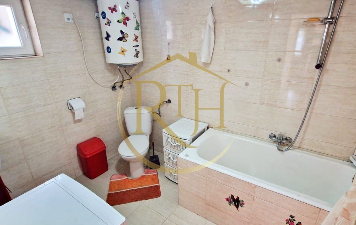 Vand casa recent renovata cu 900 mp curte si gradina in Carpinis