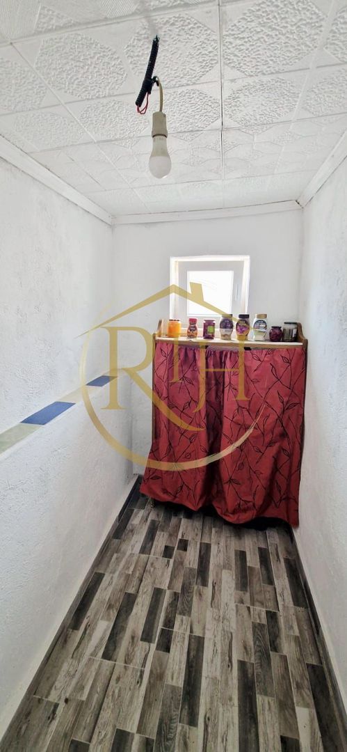 Vand casa recent renovata cu 900 mp curte si gradina in Carpinis
