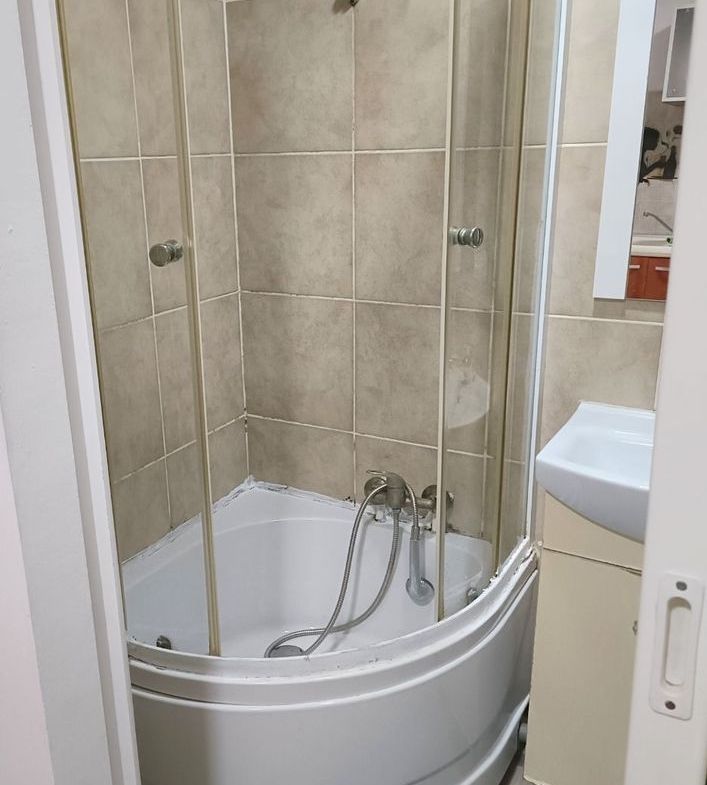 De vanzare garsoniera micro 40, et. 3/3, 27.000 euro