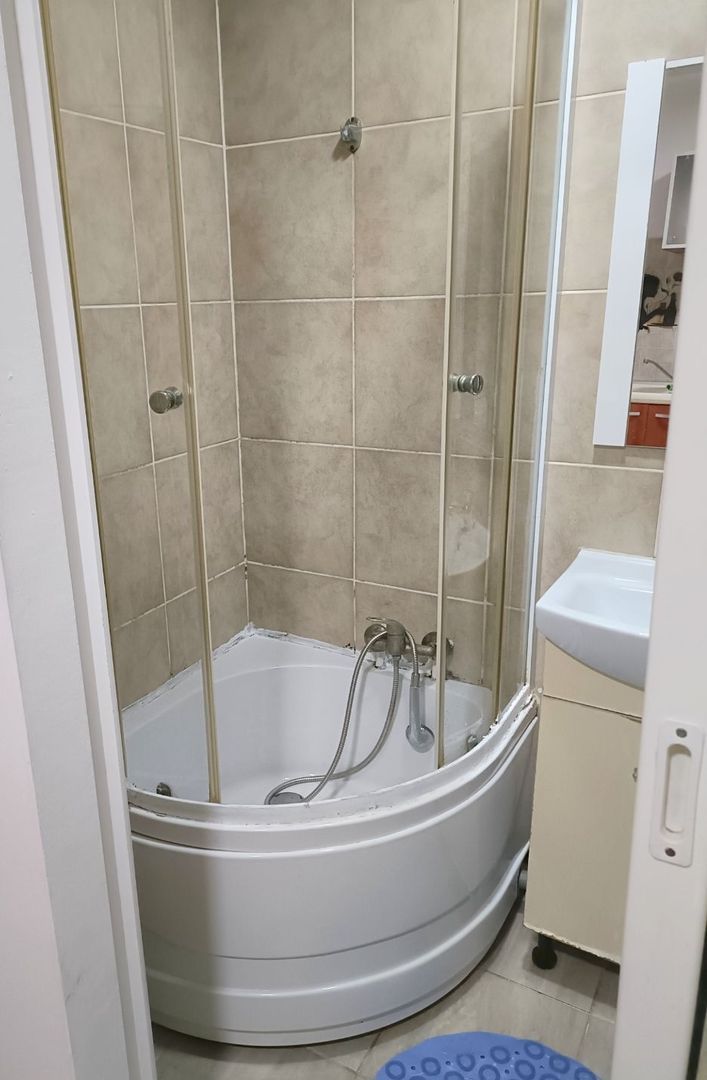 De vanzare garsoniera micro 40, et. 3/3, 27.000 euro