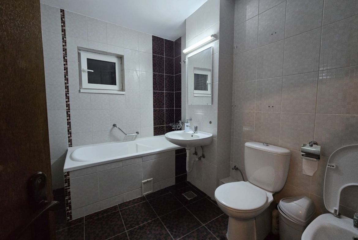 De inchiriat apartament cu 3 camere, Ultimul Leu, 600 Euro