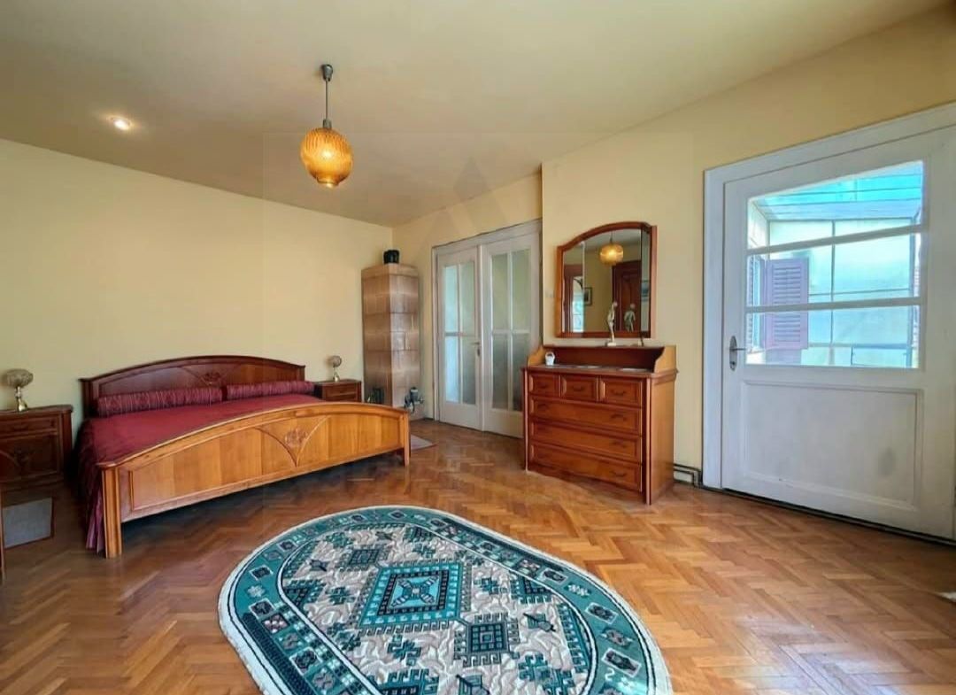Apartament 4 camere 110 mp utili cu teren aferent si 2 bai Central