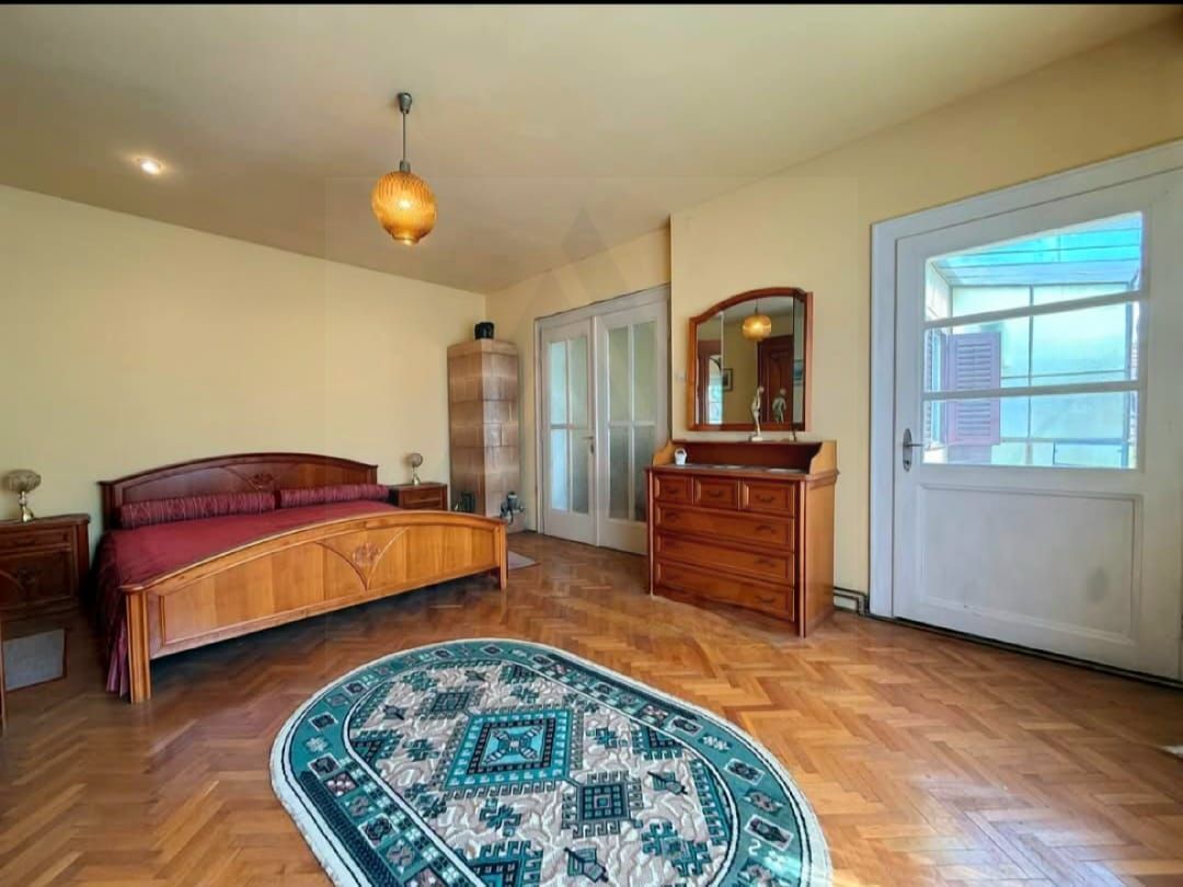 Apartament 4 camere 110 mp utili cu teren aferent si 2 bai Central
