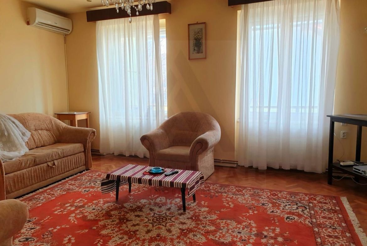 Apartament 4 camere 110 mp utili cu teren aferent si 2 bai Central