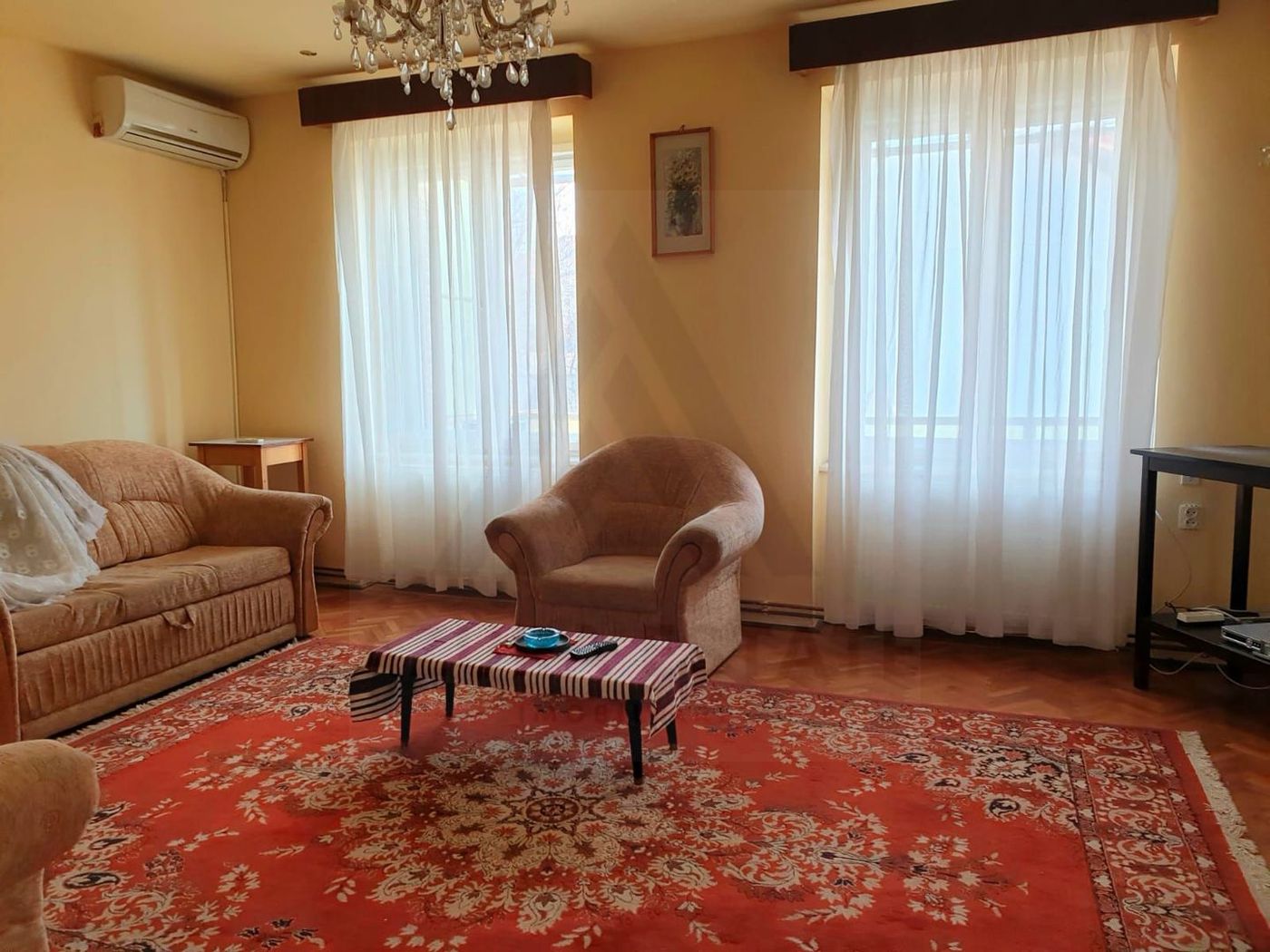 Apartament 4 camere 110 mp utili cu teren aferent si 2 bai Central