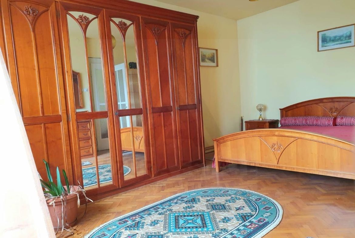 Apartament 4 camere 110 mp utili cu teren aferent si 2 bai Central