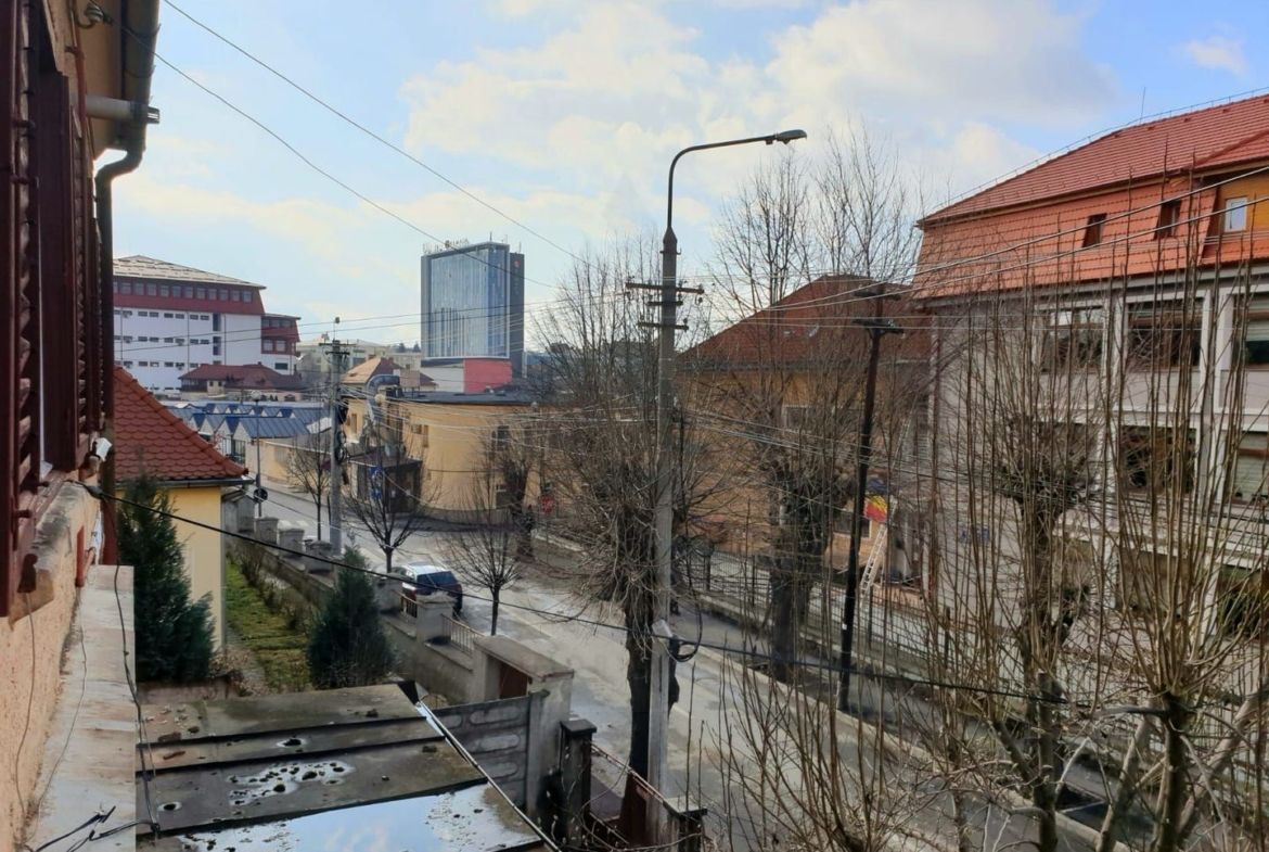 Apartament 4 camere 110 mp utili cu teren aferent si 2 bai Central