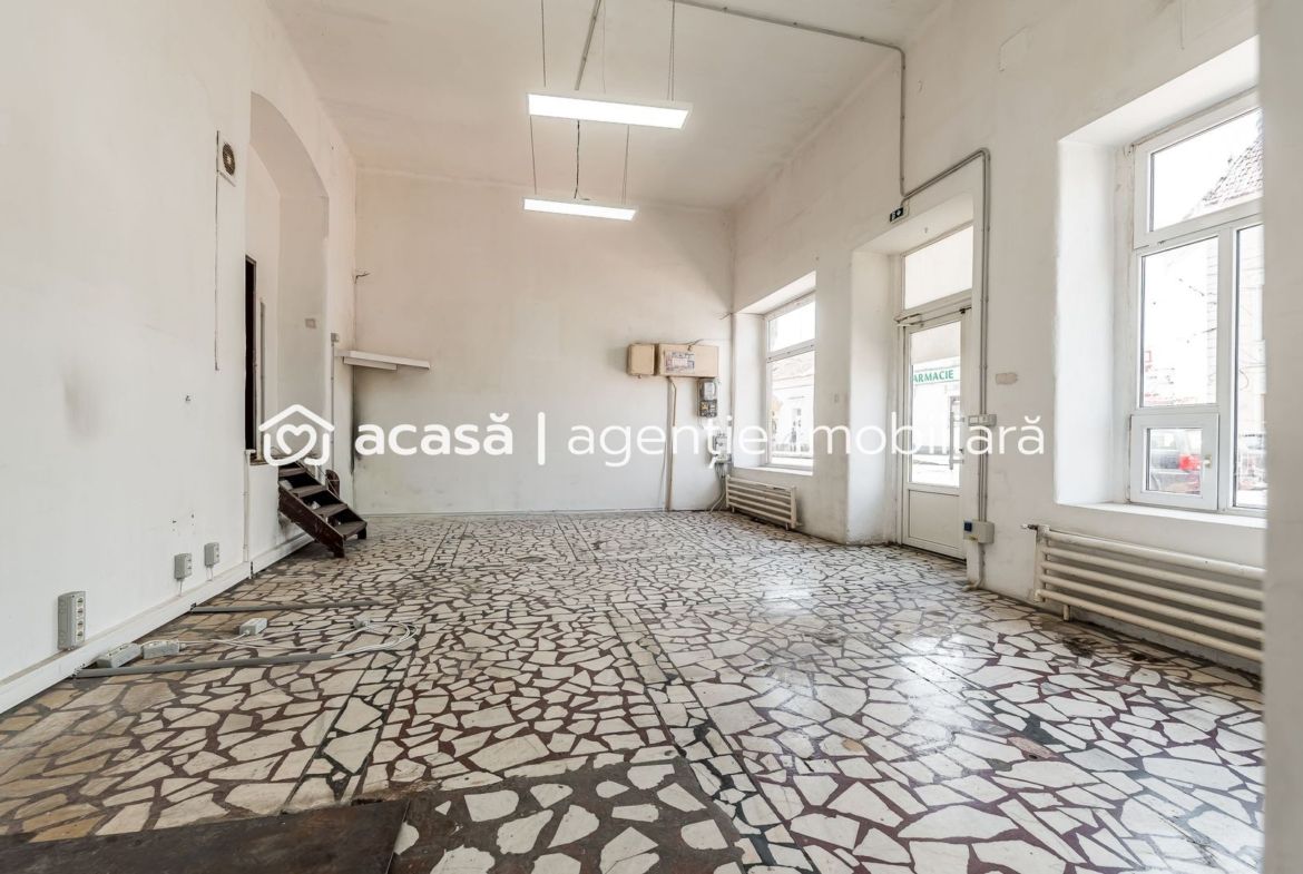 Spatiu comercial ,cu vitrina de  in zona Boul Rosu.