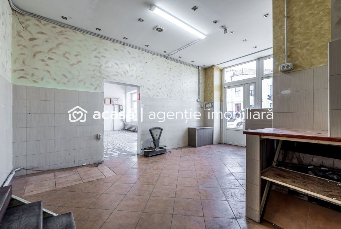 Spatiu comercial ,cu vitrina de  in zona Boul Rosu.