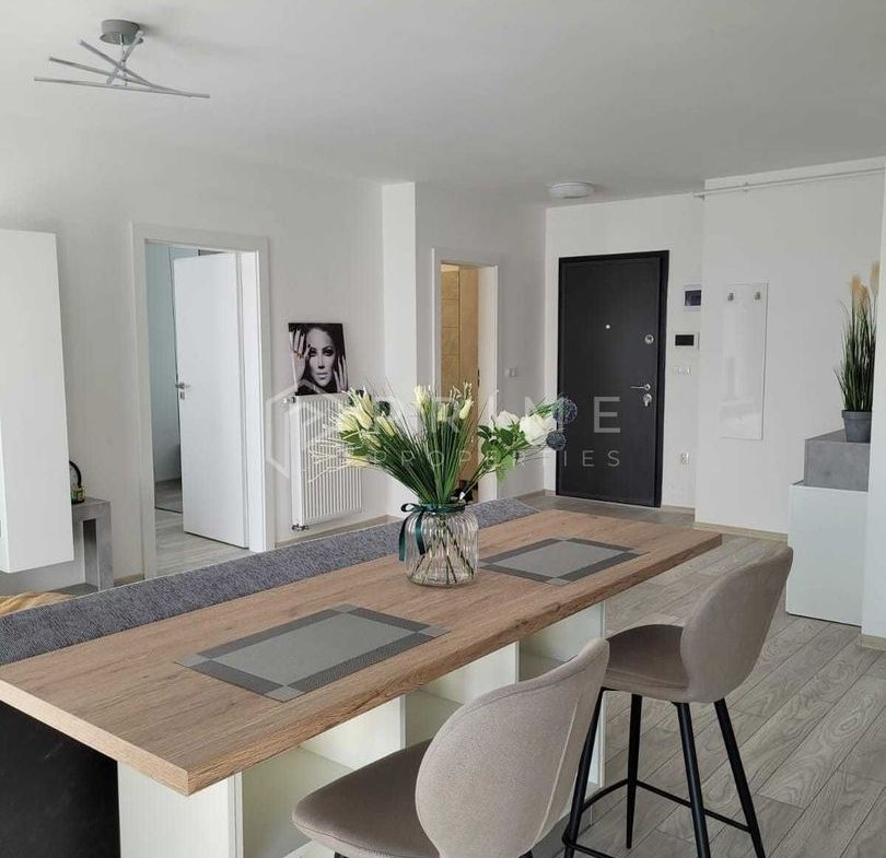 Apartament cu 2 camere de închiriat, cu parcare și boxă – Maurer