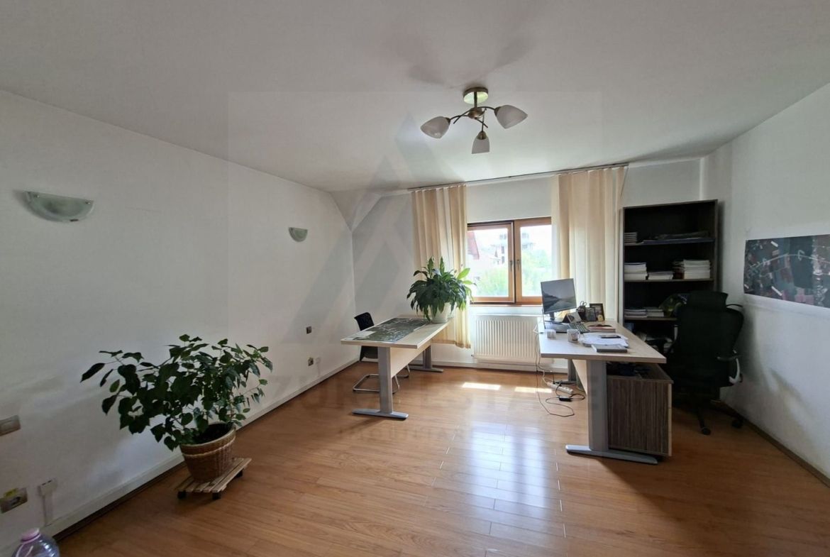 Spatiu birouri casa individuala curte proprie 9 birouri Selimbar