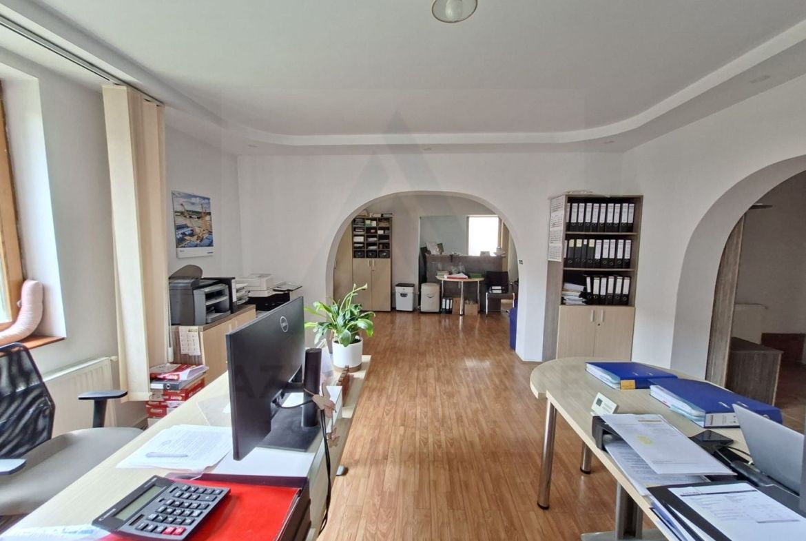 Spatiu birouri casa individuala curte proprie 9 birouri Selimbar