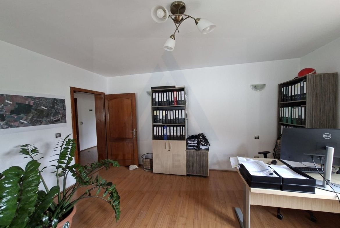 Spatiu birouri casa individuala curte proprie 9 birouri Selimbar