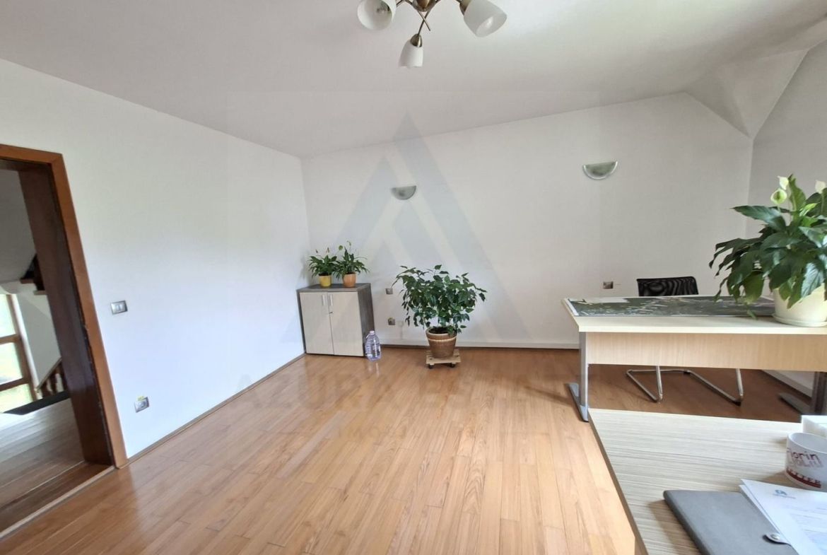 Spatiu birouri casa individuala curte proprie 9 birouri Selimbar