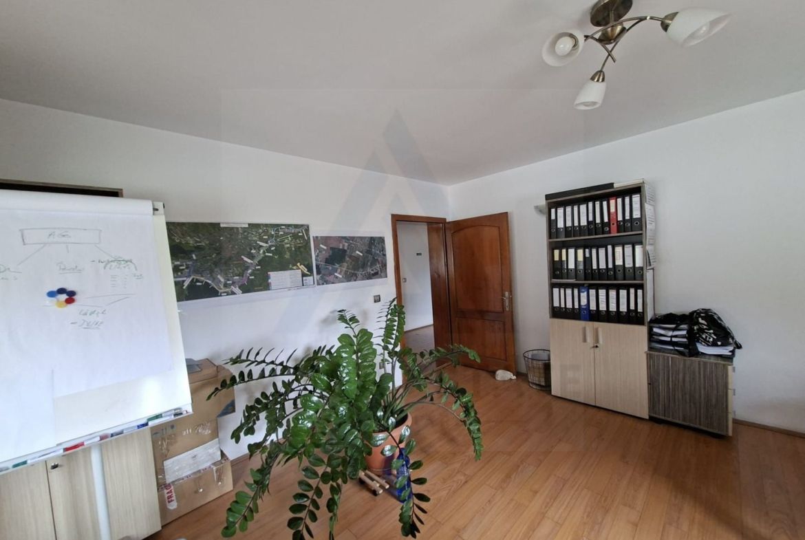 Spatiu birouri casa individuala curte proprie 9 birouri Selimbar