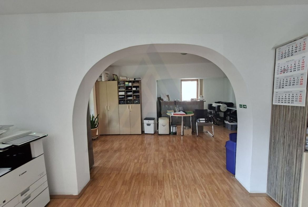 Spatiu birouri casa individuala curte proprie 9 birouri Selimbar
