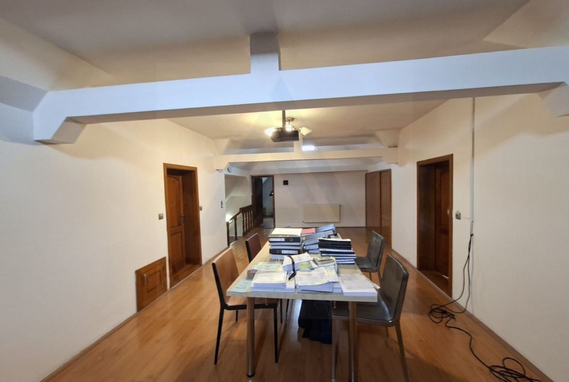 Spatiu birouri casa individuala curte proprie 9 birouri Selimbar