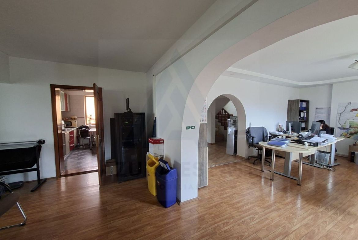 Spatiu birouri casa individuala curte proprie 9 birouri Selimbar