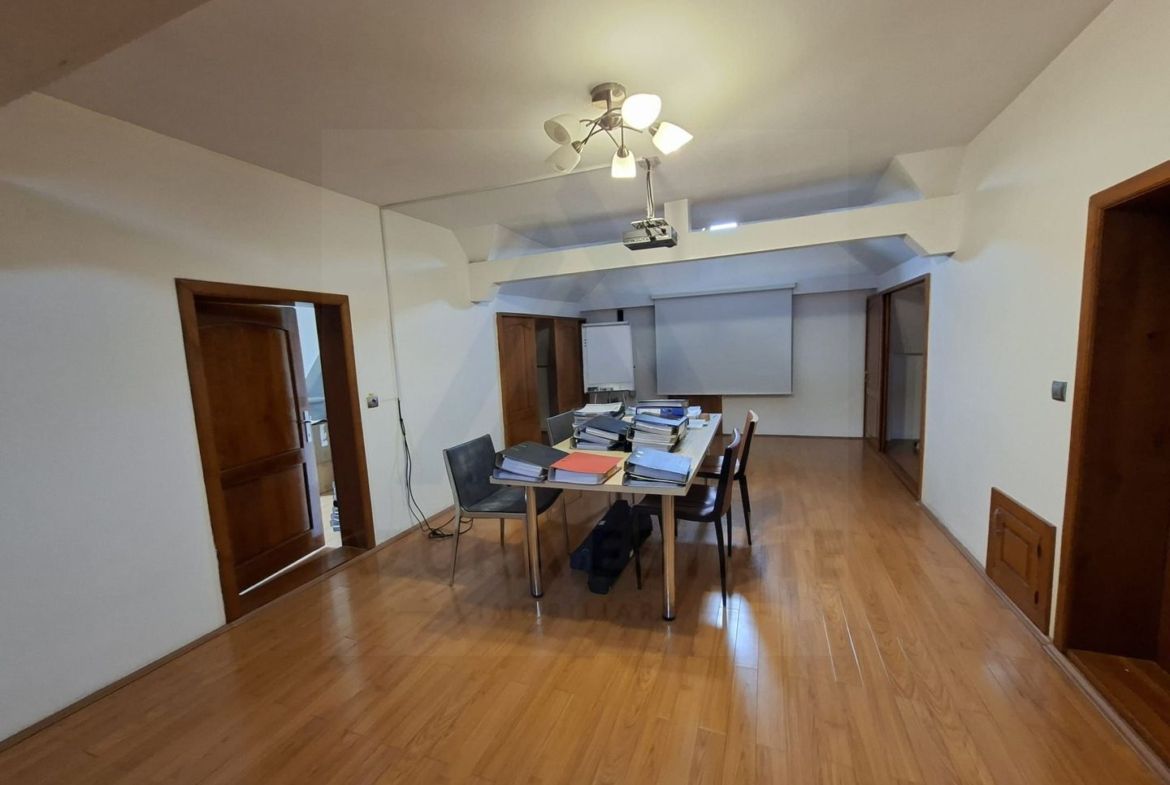 Spatiu birouri casa individuala curte proprie 9 birouri Selimbar