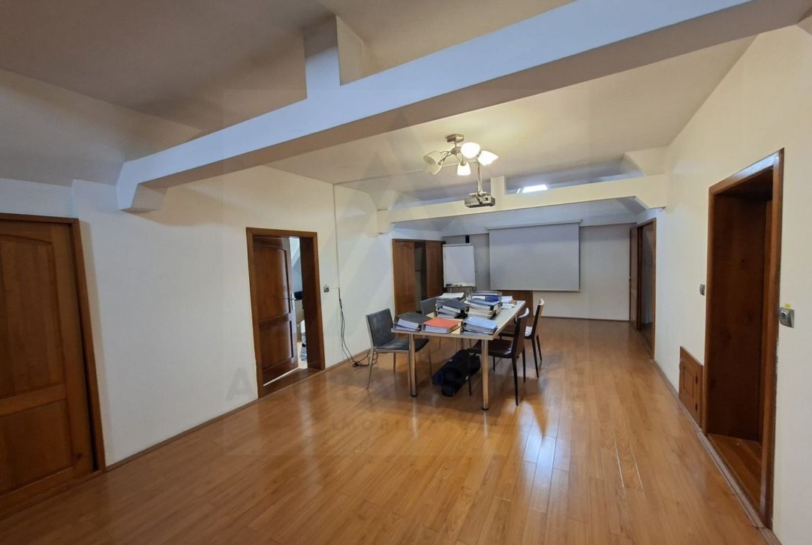 Spatiu birouri casa individuala curte proprie 9 birouri Selimbar