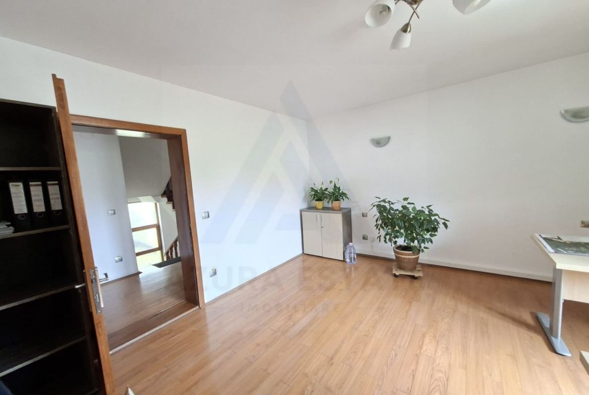 Spatiu birouri casa individuala curte proprie 9 birouri Selimbar