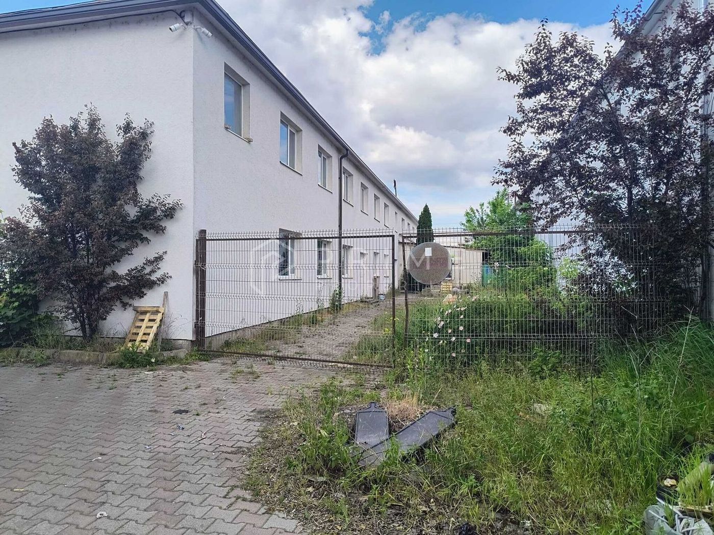 Spațiu industrial modern cu panouri fotovoltaice și acces TIR