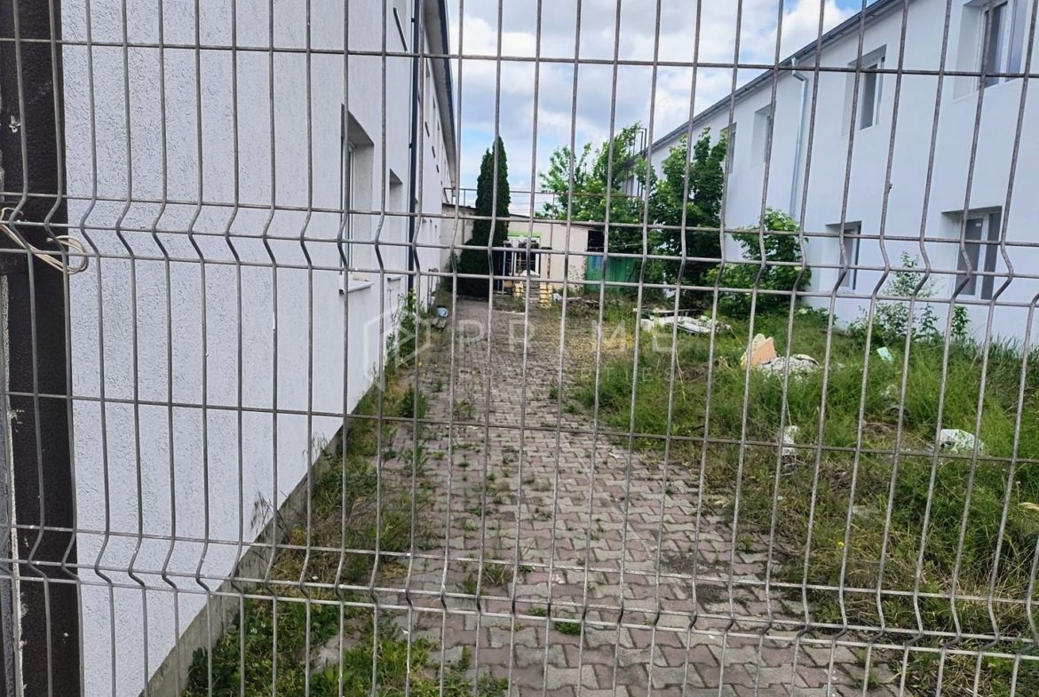 Spațiu industrial modern cu panouri fotovoltaice și acces TIR
