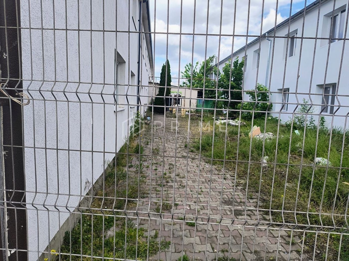 Spațiu industrial modern cu panouri fotovoltaice și acces TIR