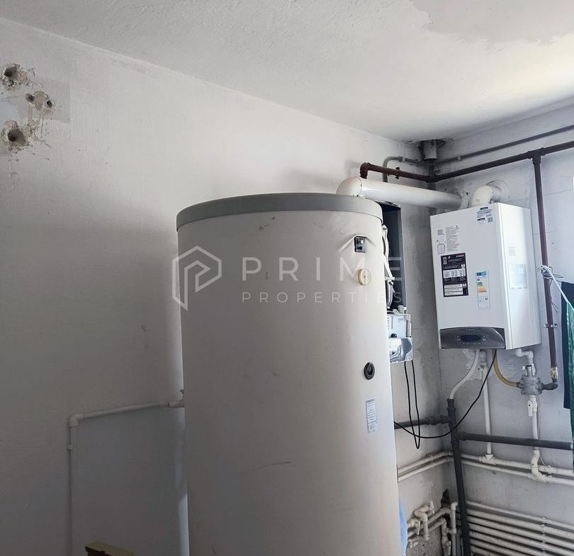 Spațiu industrial modern cu panouri fotovoltaice și acces TIR