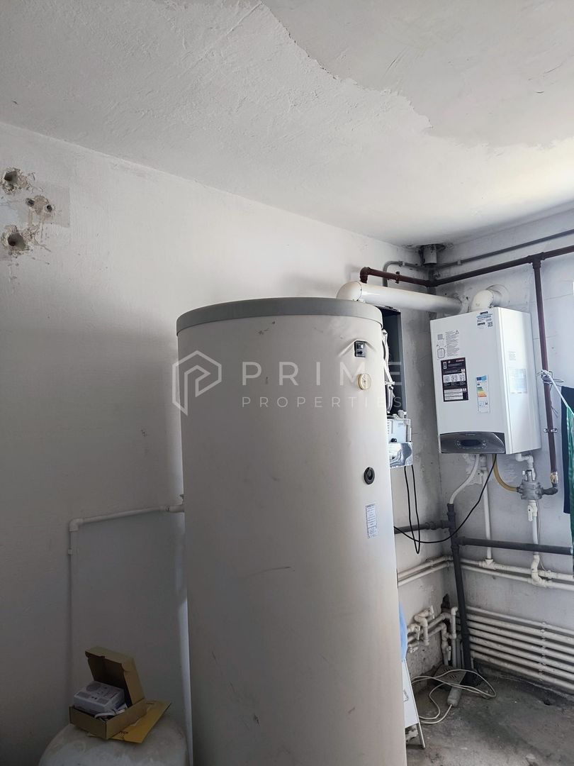 Spațiu industrial modern cu panouri fotovoltaice și acces TIR