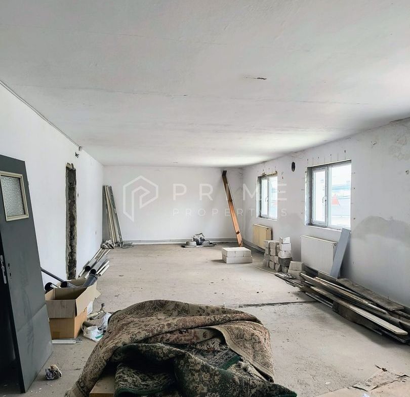 Spațiu industrial modern cu panouri fotovoltaice și acces TIR