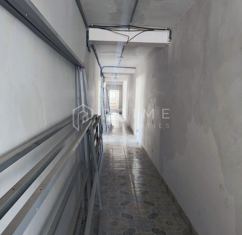 Spațiu industrial modern cu panouri fotovoltaice și acces TIR