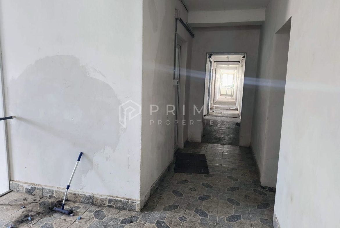Spațiu industrial modern cu panouri fotovoltaice și acces TIR