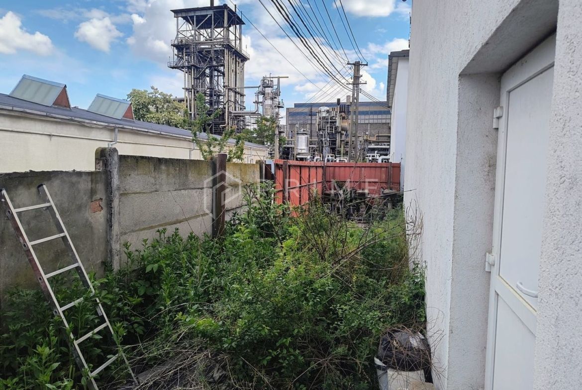 Spațiu industrial modern cu panouri fotovoltaice și acces TIR