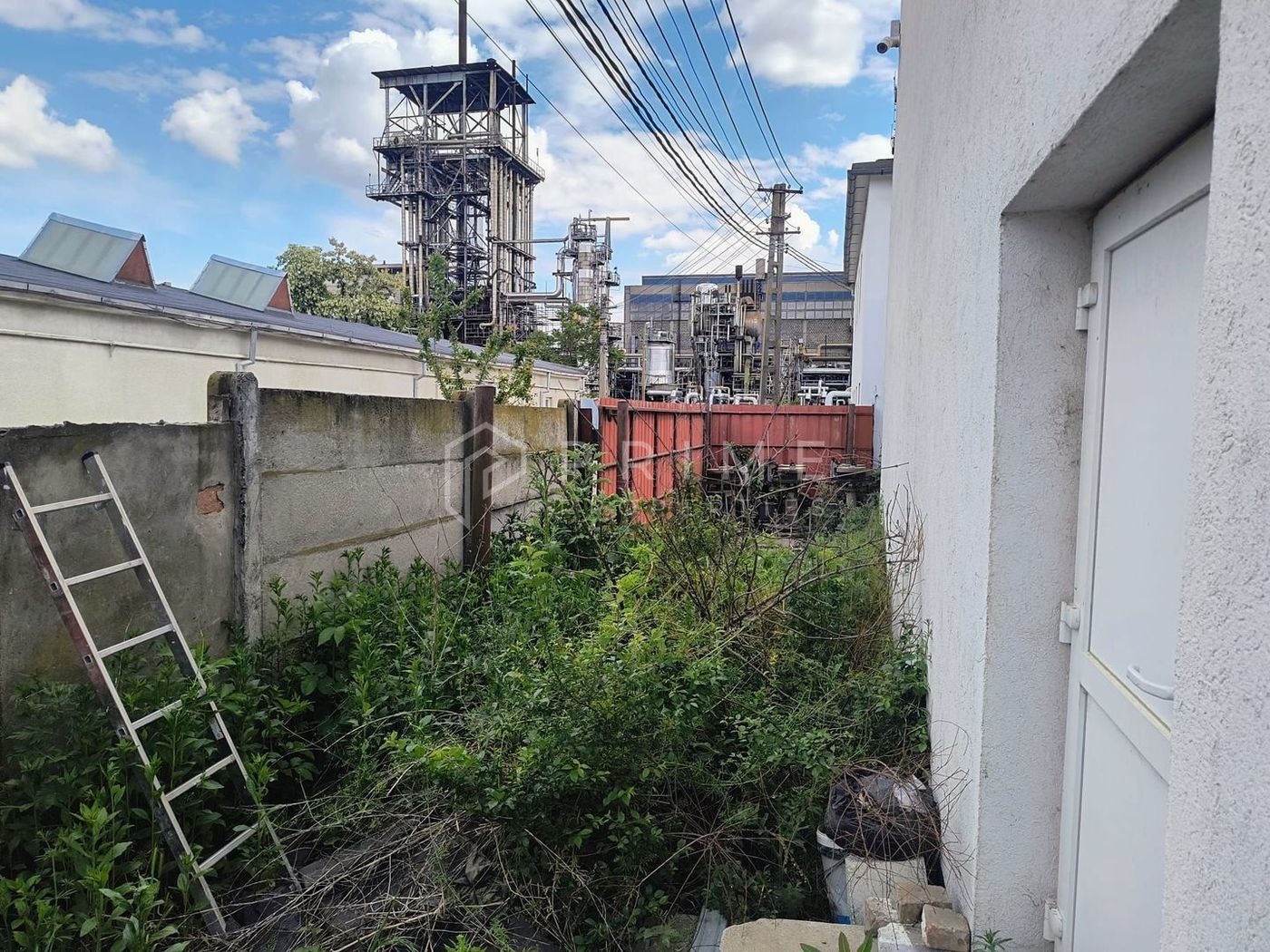 Spațiu industrial modern cu panouri fotovoltaice și acces TIR