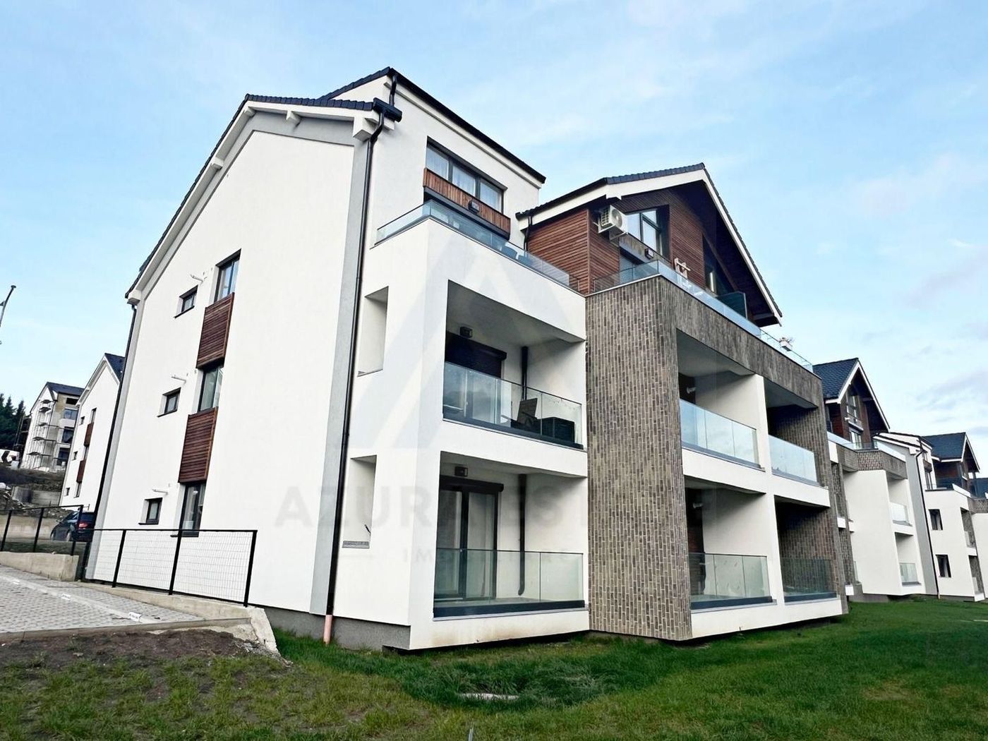Apartament ultrafinisat 2 camere balcon 7.5 mp si parcare in Cristian