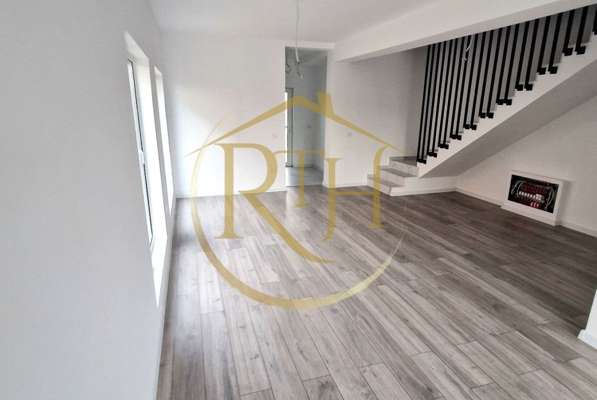 Duplex de vanzare cu 4 camere,2 bai,250 mp teren-Mosnita Veche zona Centrala.