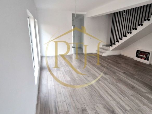 Duplex de vanzare cu 4 camere,2 bai,250 mp teren-Mosnita Veche zona Centrala.