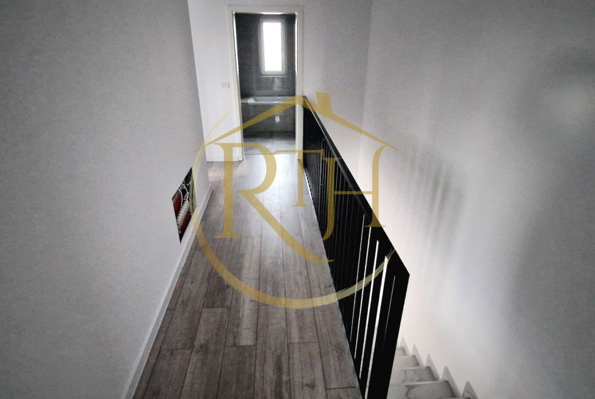 Duplex de vanzare cu 4 camere,2 bai,250 mp teren-Mosnita Veche zona Centrala.